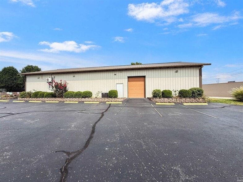 More Photos Of 412 N Truman Rd, Jasper General Retail For Sale