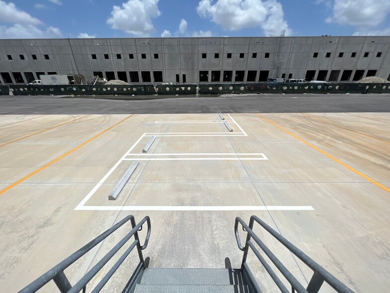 More Photos Of 8565 W 44th Ave, Hialeah Warehouse For Lease