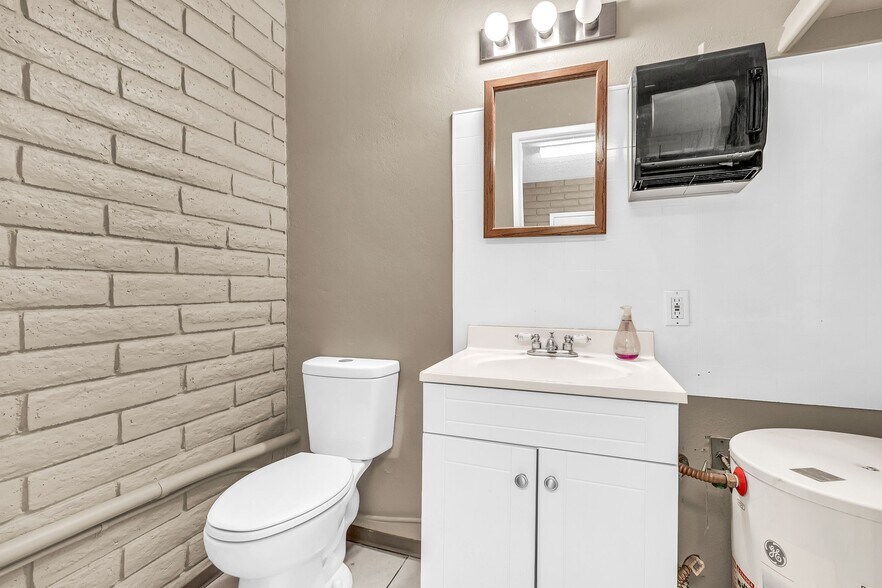 More Photos Of 78 W Ray Rd, Chandler Convenience Store For Lease