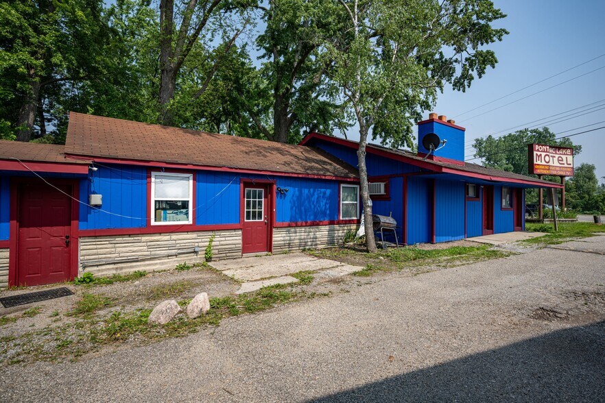 More Photos Of 8230 Highland Rd, White Lake Hotel For Sale