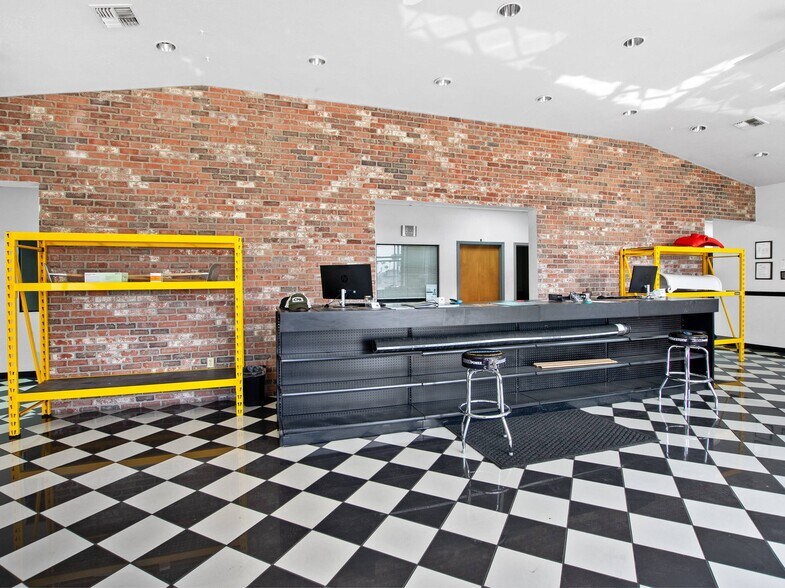 More Photos Of 2560 E Main St, Mesa Freestanding For Sale