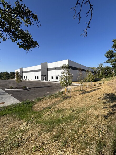 More Photos Of 500-550 Corporate Hills Dr, Saint Charles Warehouse For Lease