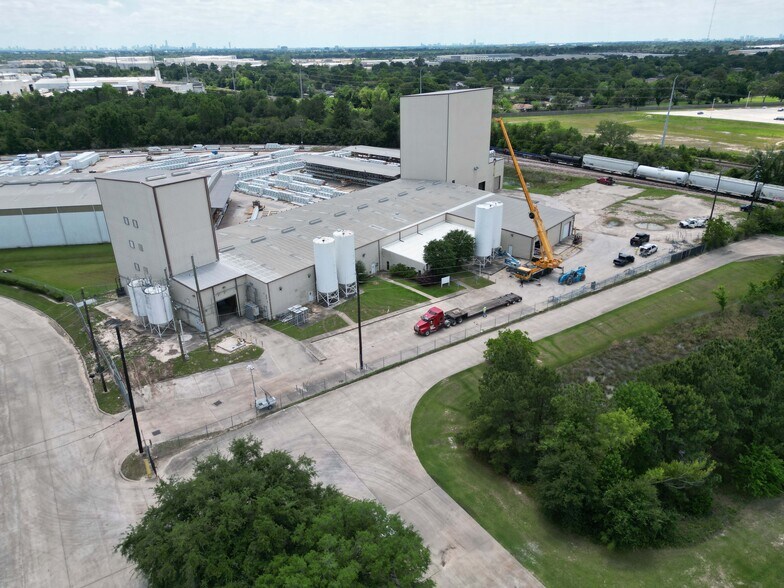 More Photos Of 8615 Golden Spike Ln, Houston Manufacturing For Lease