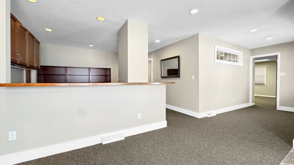 More Photos Of 118 Stimson St, Cadillac Office For Sale
