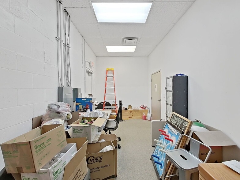 More Photos Of 18421-18423 US Highway 19 N, Clearwater Storefront For Lease