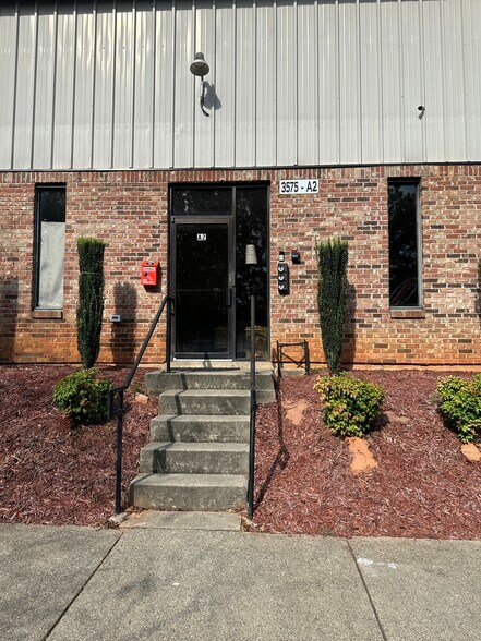 More Photos Of 3575 Trotter Dr, Alpharetta Warehouse For Lease