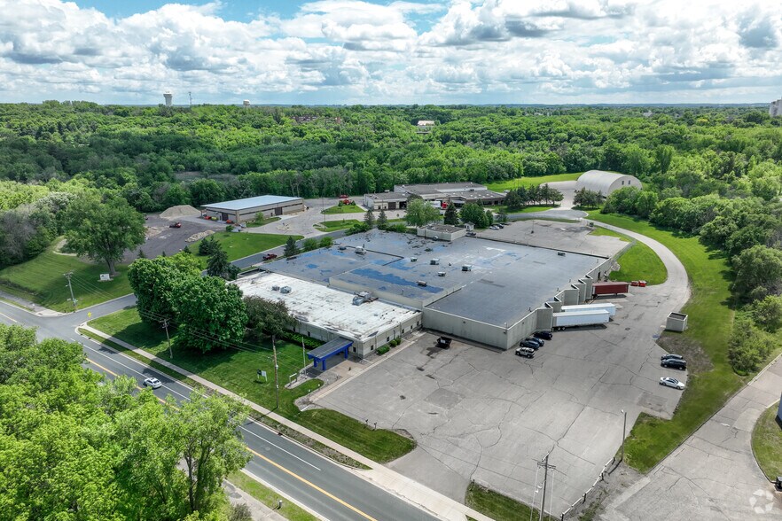 More Photos Of 800 E 10th St E, Hastings Manufacturing For Lease