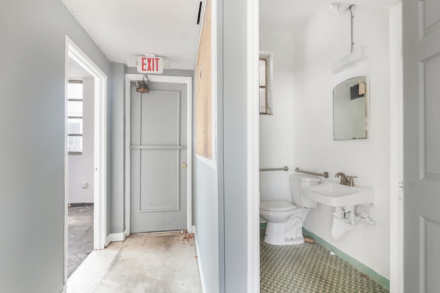 More Photos Of 775 NW 21st St, Miami Service For Sale