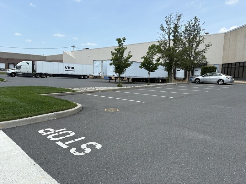 Primary Photo Of 100 Newfield Ave, Edison Warehouse For Lease