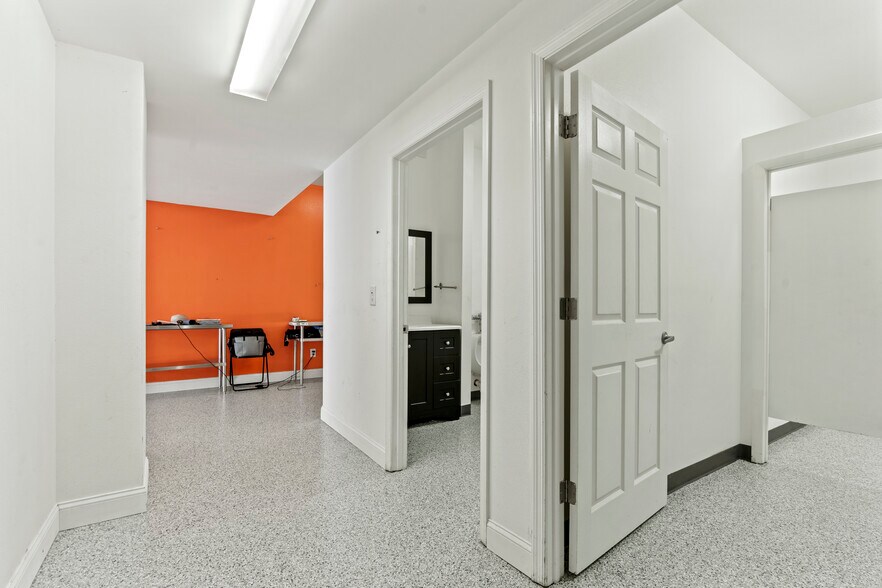 More Photos Of 7065 NW 22nd St, Gainesville Warehouse For Lease