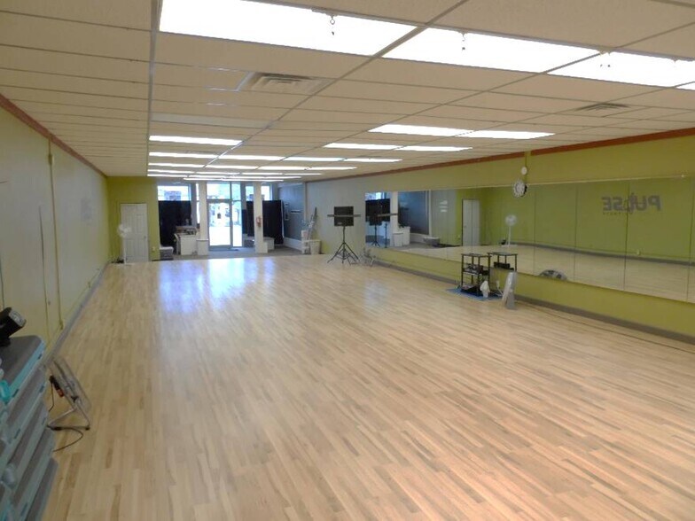 More Photos Of 112 NW 2nd Ave, Mandan Storefront Retail Residential For Lease