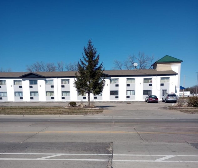 More Photos Of 2501 52nd Ave, Moline Hotel For Sale