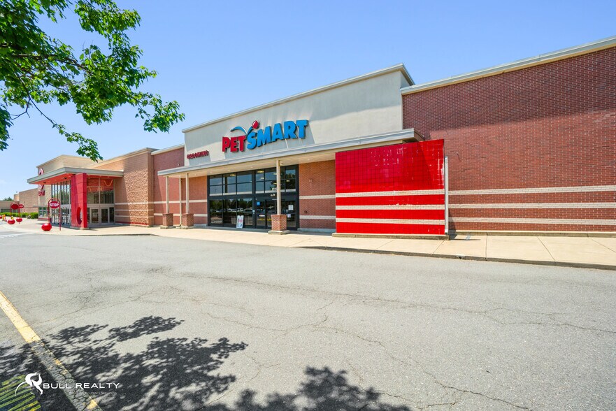 More Photos Of 27 S Gateway Dr, Fredericksburg Storefront For Sale