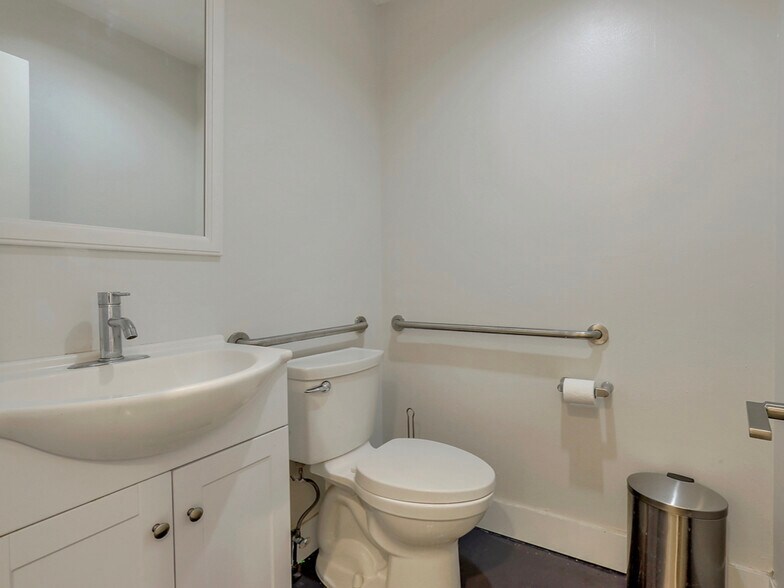 More Photos Of 705 Bond Way, Delray Beach Showroom For Sale
