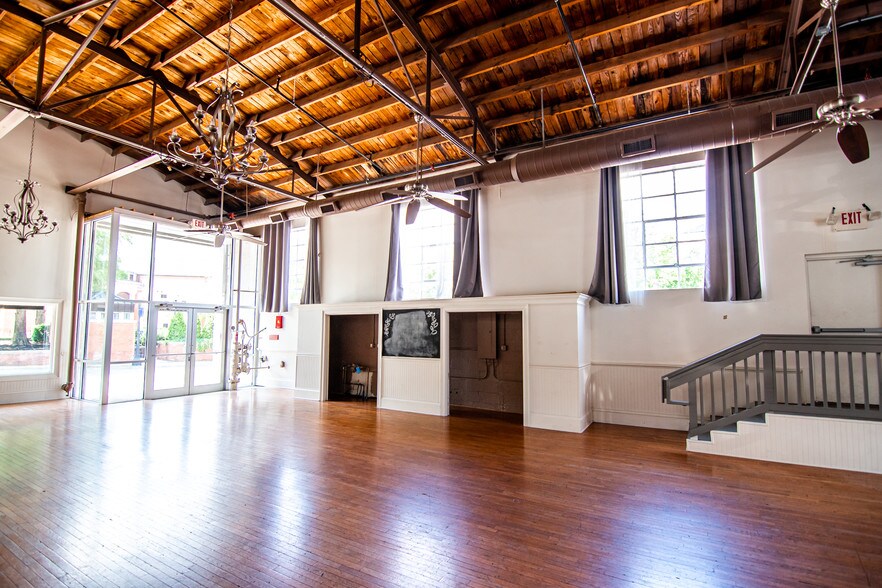 More Photos Of 118 W Vine St, Murfreesboro Freestanding For Sale