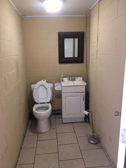 More Photos Of 852 Martin Luther King Jr Blvd, Macon-Bibb Warehouse For Lease