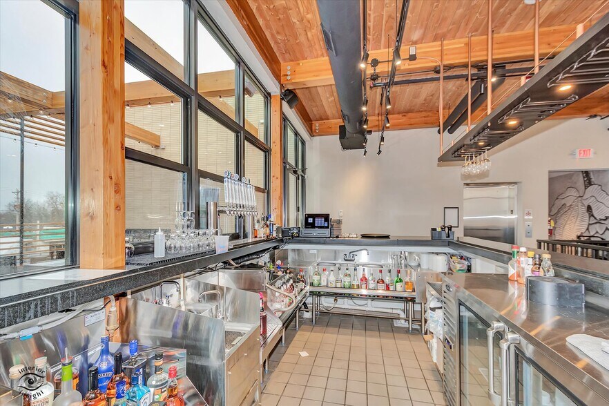 More Photos Of 140 Washington Sq, Washington General Retail For Sale