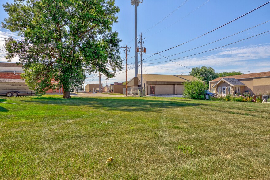 More Photos Of 2001 10th St, Emmetsburg General Retail For Sale