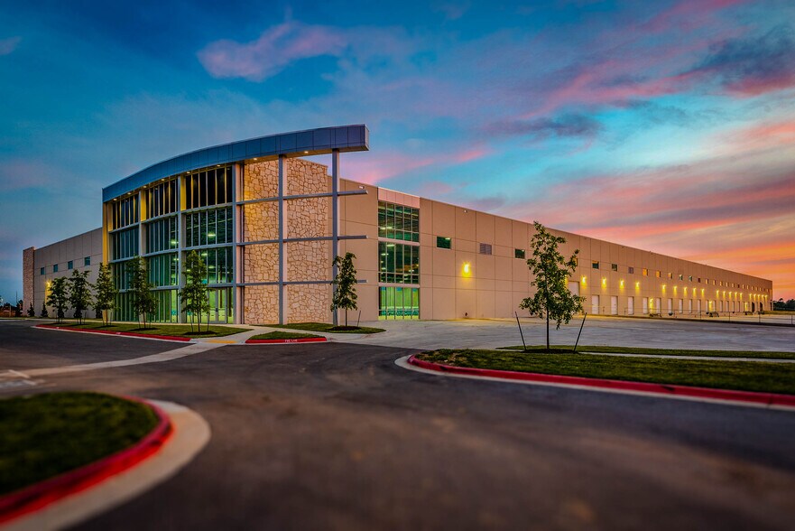 More Photos Of 5000 SW Regional Airport Blvd, Bentonville Warehouse For Lease