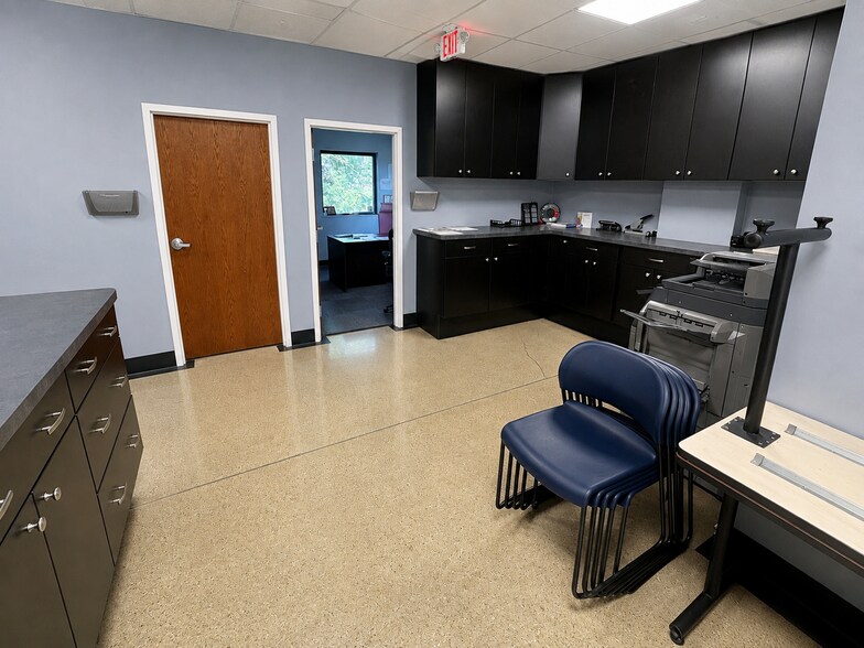 More Photos Of 319 Industrial Dr, Franklin Warehouse For Lease