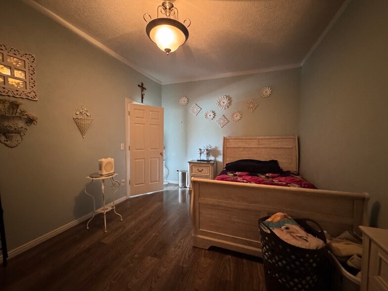 More Photos Of 1221 Overland Ave, Burley Storefront For Sale