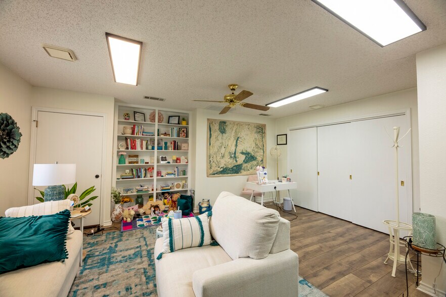 More Photos Of 1005 N Elm St, Denton Office For Lease