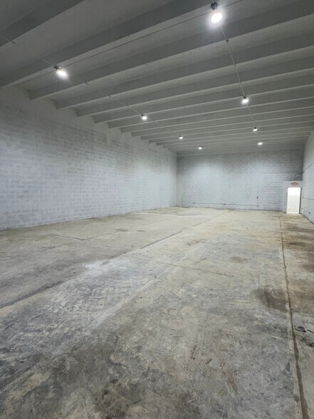 More Photos Of 7911-7951 W 26th Ave, Hialeah Warehouse For Lease