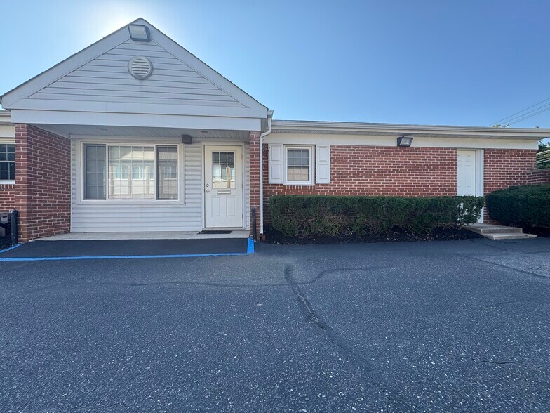 More Photos Of 200 E Main St, Smithtown Office For Lease