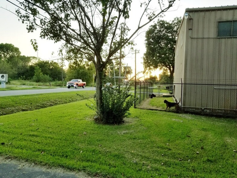 More Photos Of 410 W Canino Rd, Houston Manufacturing For Sale