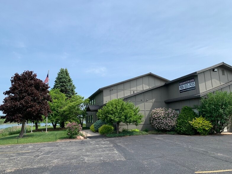 More Photos Of 933 N 8th St, Gladstone Office For Lease