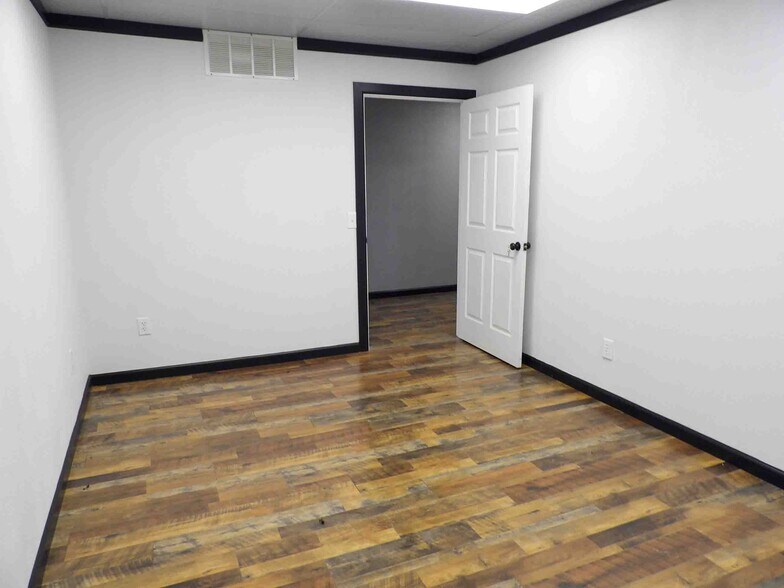 More Photos Of 400 E Jack Choate Ave, Hennessey Office For Sale