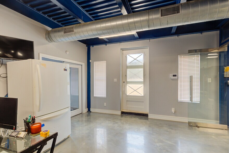 More Photos Of 9425 Schoenthal Rd, New Braunfels Warehouse For Sale