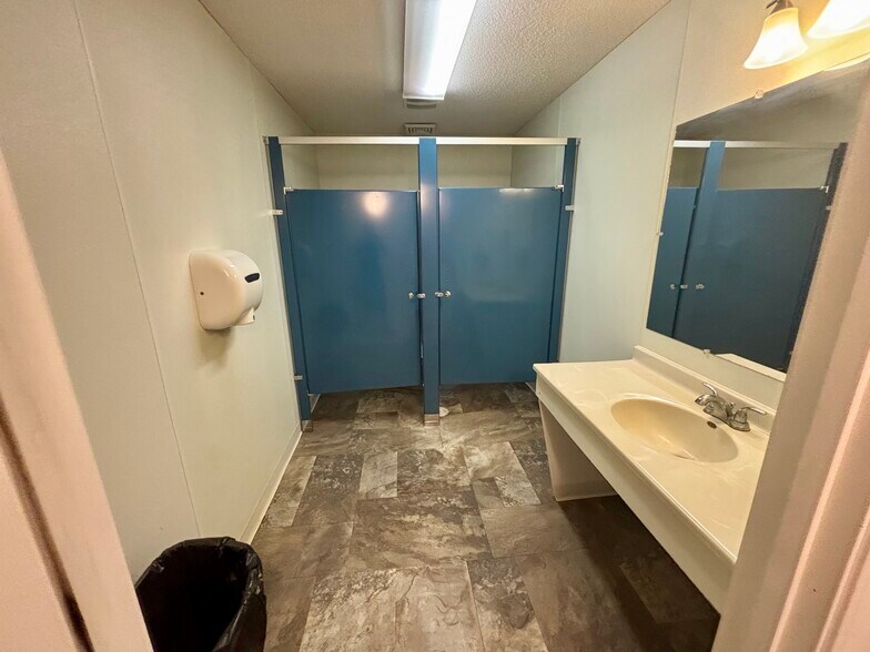 More Photos Of 106 E 4th St, Washington Restaurant For Sale