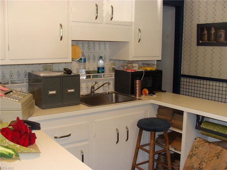 More Photos Of 890 E State St, Salem Flex For Sale