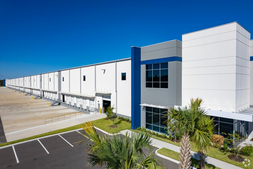 More Photos Of 3075 Whitten Rd, Lakeland Warehouse For Lease