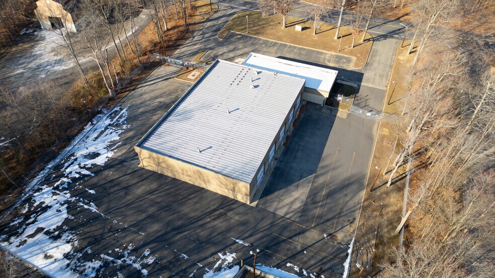 More Photos Of 111 Connecticut Dr, Burlington Warehouse For Lease