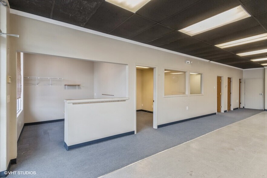 More Photos Of 1207 Highland Ct, Iowa City Showroom For Lease