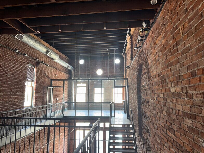More Photos Of 390 S Main St, Memphis Office For Sale