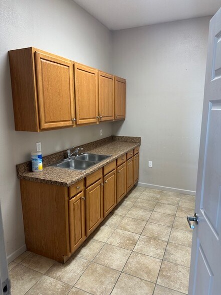 More Photos Of 718 60th Street Ct E, Bradenton Auto Repair For Sale