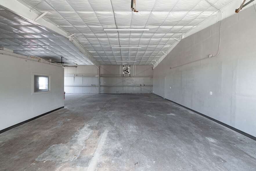 More Photos Of 4404-4412 Glenview Dr, Haltom City Warehouse For Lease