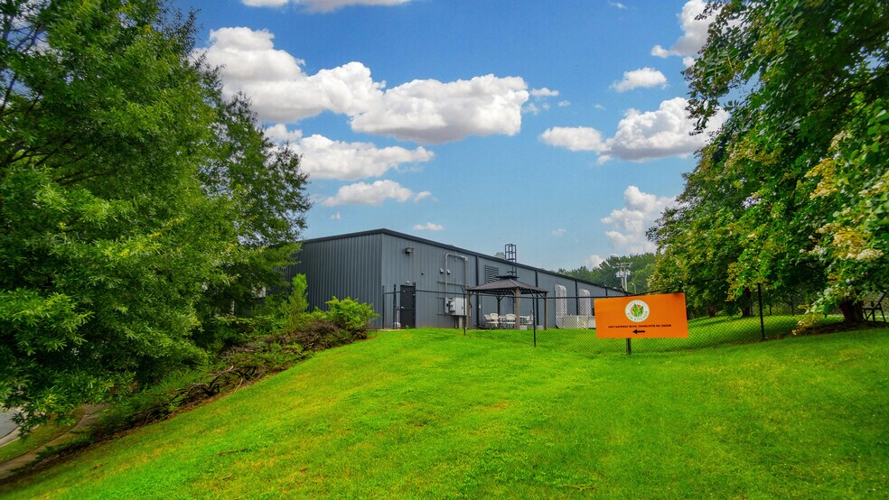More Photos Of 1907 Gateway Blvd, Charlotte Warehouse For Sale
