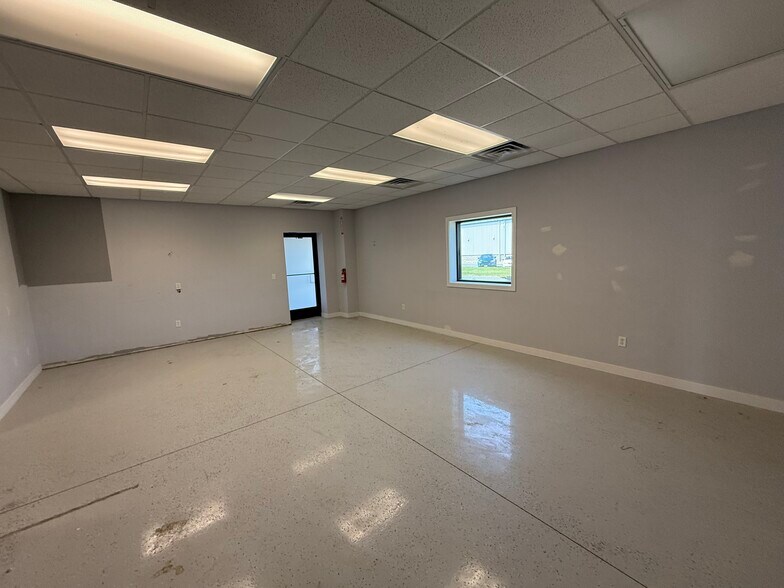 More Photos Of 201 Packer Dr, Roberts Light Manufacturing For Lease