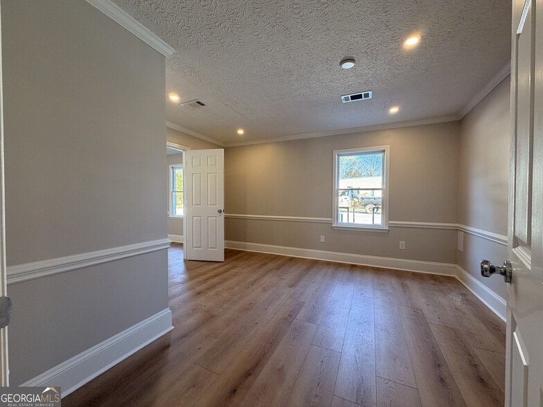 More Photos Of 1165 Cedar Shoals Dr, Athens Loft Creative Space For Sale