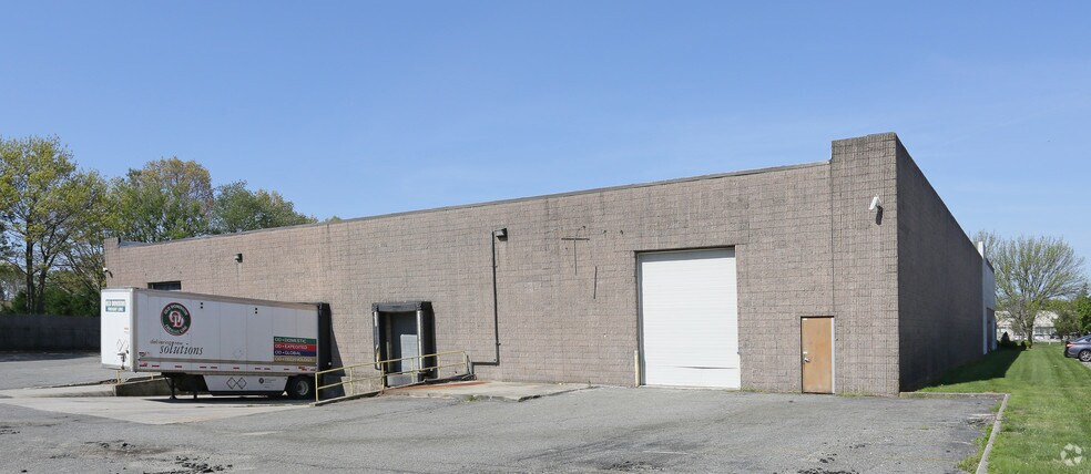 More Photos Of 31 Crossways E, Bohemia Warehouse For Lease