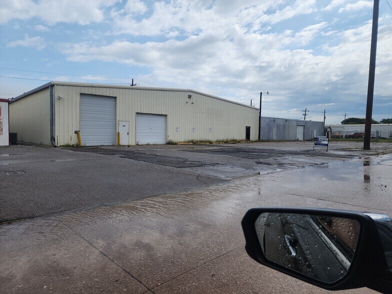 More Photos Of 810-812 SE 3rd St, Lawton Light Manufacturing For Sale