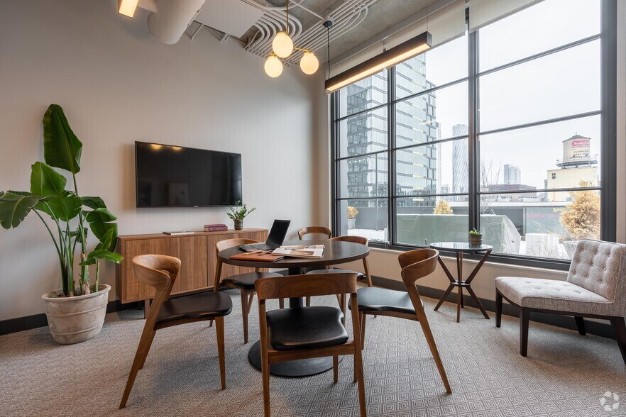 More Photos Of 200 N Green St, Chicago Hotel For Lease