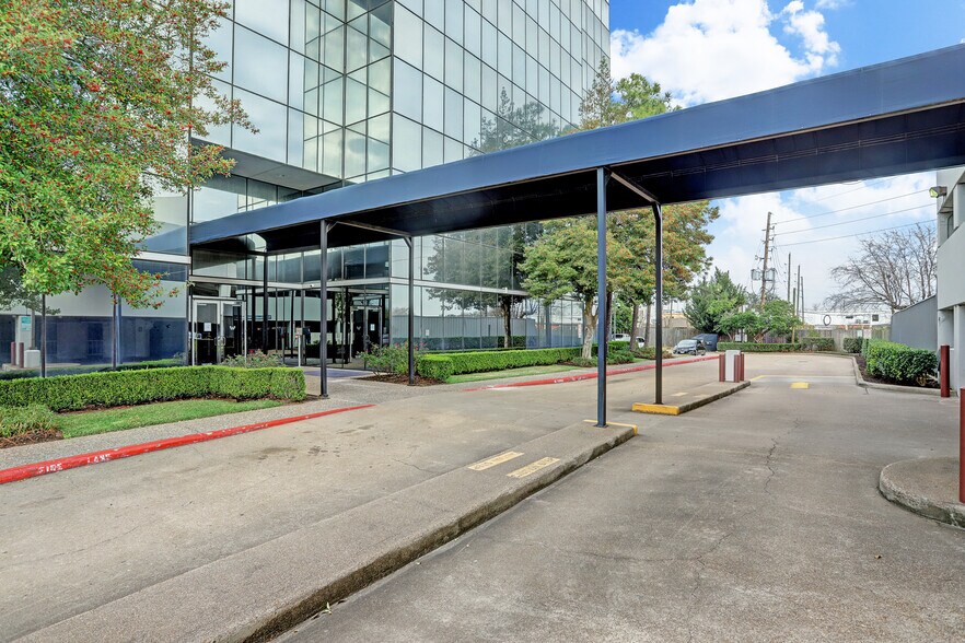 More Photos Of 10101 Southwest Freeway, Houston Office For Lease