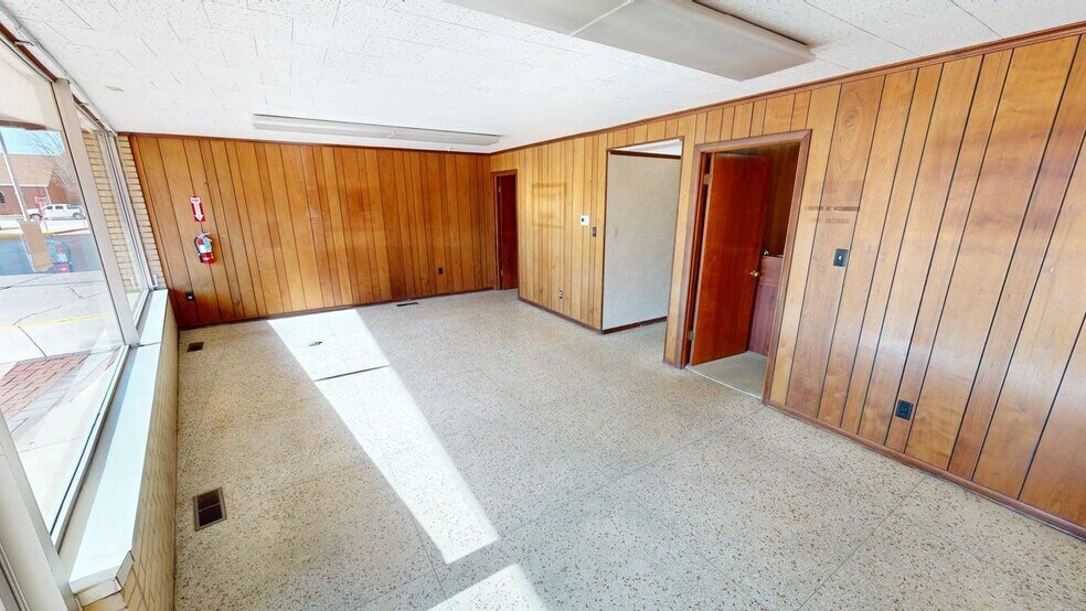 More Photos Of 116 Constitution Plaza, Monticello Office For Sale