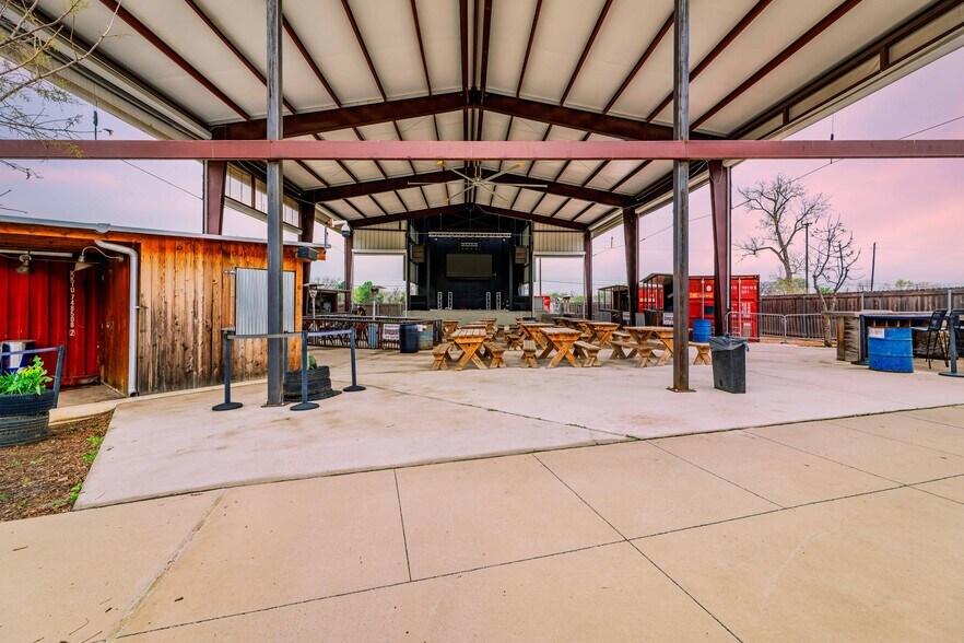 More Photos Of 309 S Oak St, Roanoke Restaurant For Lease