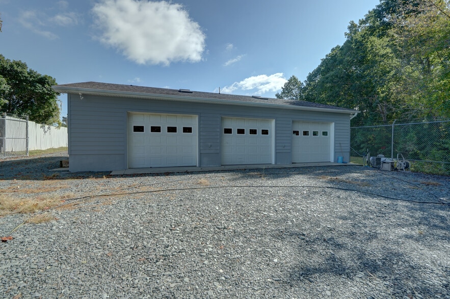 More Photos Of 2704 Lake Monticello Rd, Palmyra Parking Garage For Sale